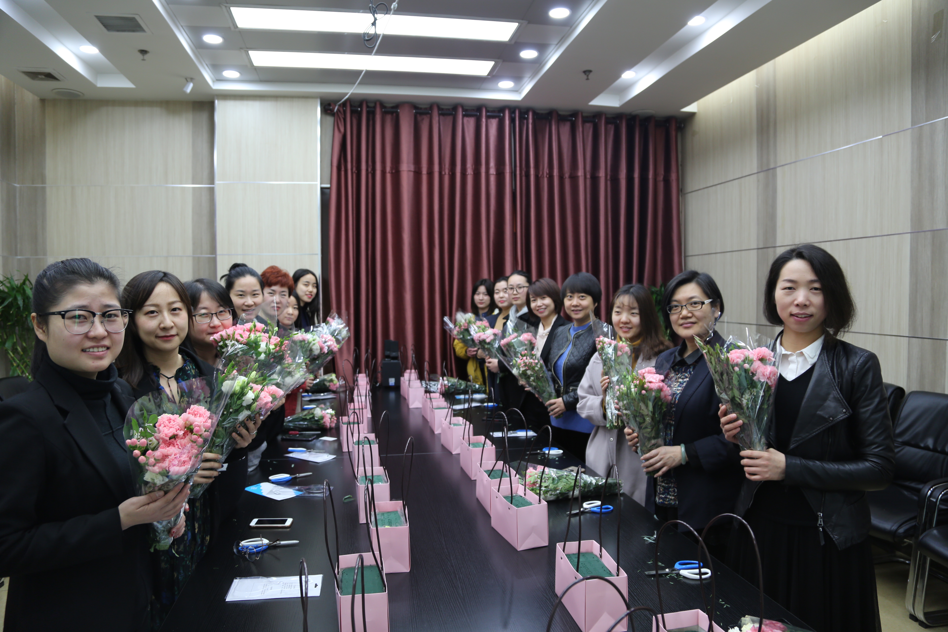 国信小贷组织插花活动庆祝“三八妇女节”